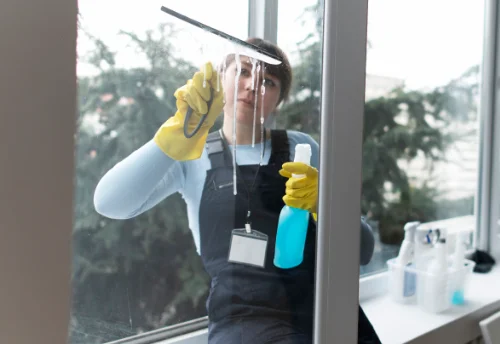 Nettoyage de vitres intérieures et extérieures à Couffy